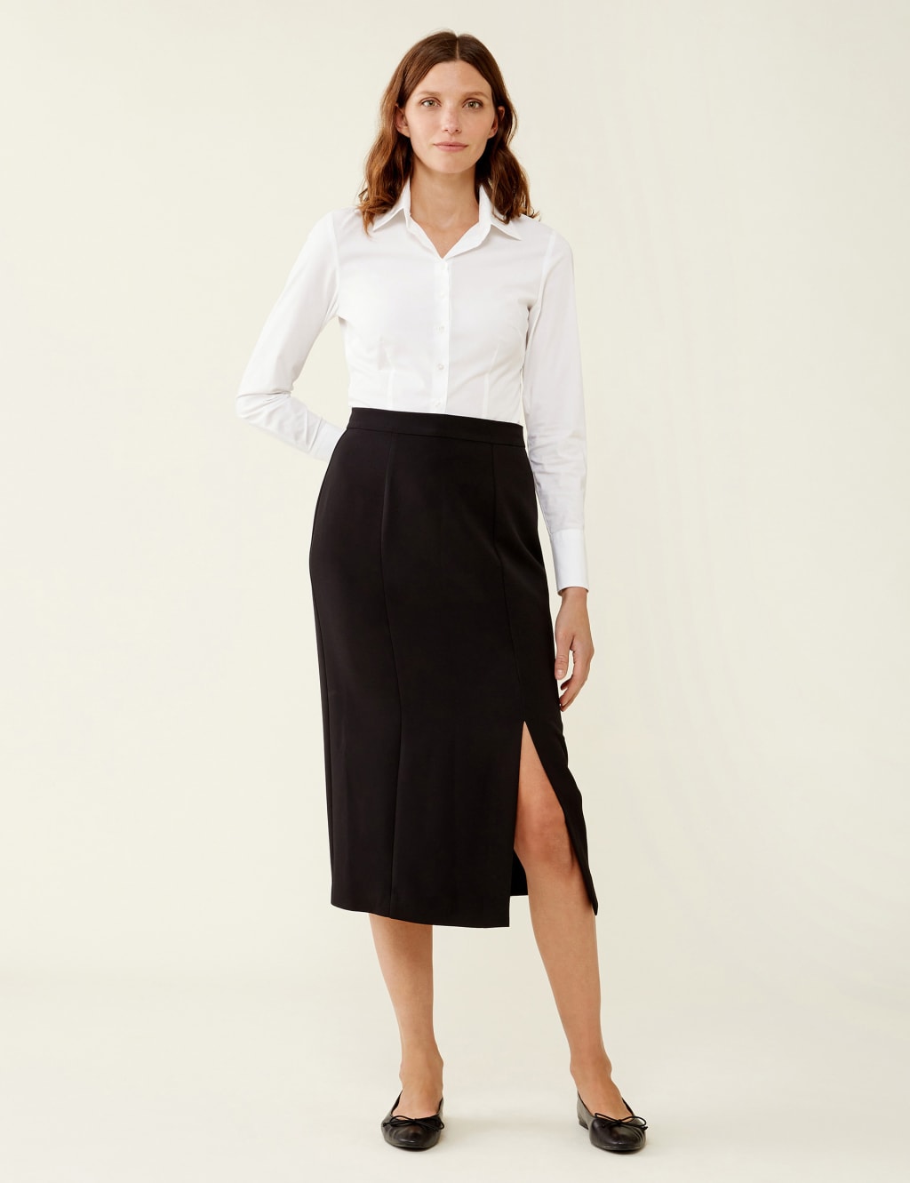 Pencil skirt with slit outlet