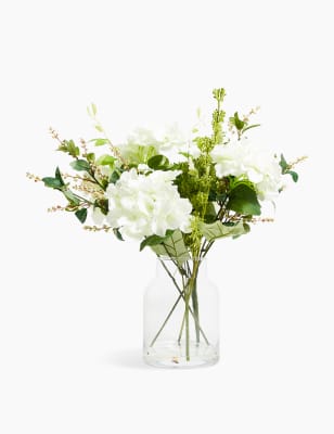 Composition florale avec hortensia blanc dans un gros pot