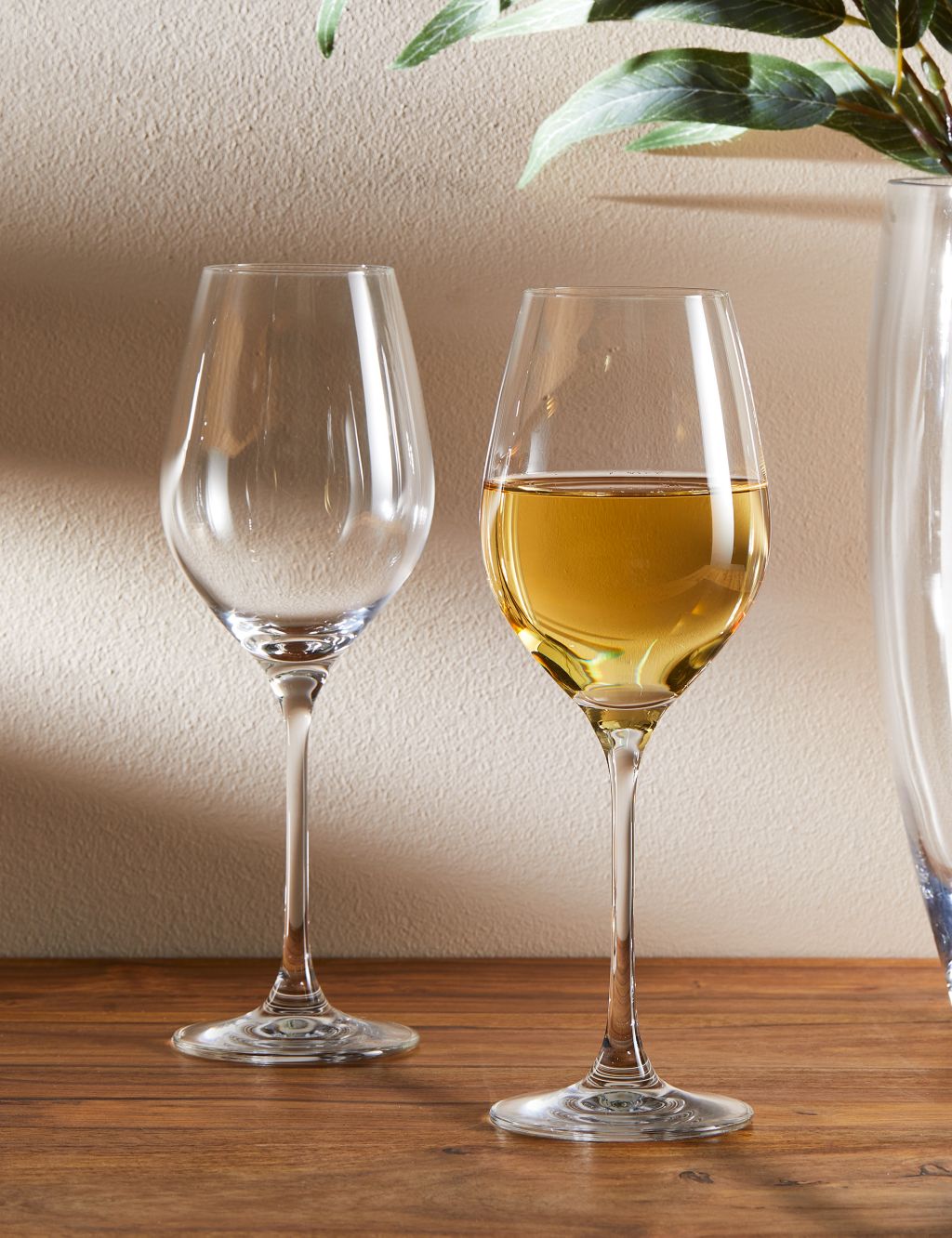 Set of 2 Wine Glasses image 1