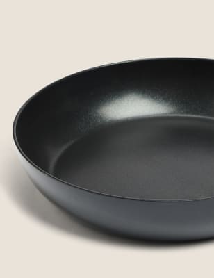 

M&S Collection Große Bratpfanne aus schwarzem Aluminium mit Antihaftbeschichtung, 28 cm, Schwarz