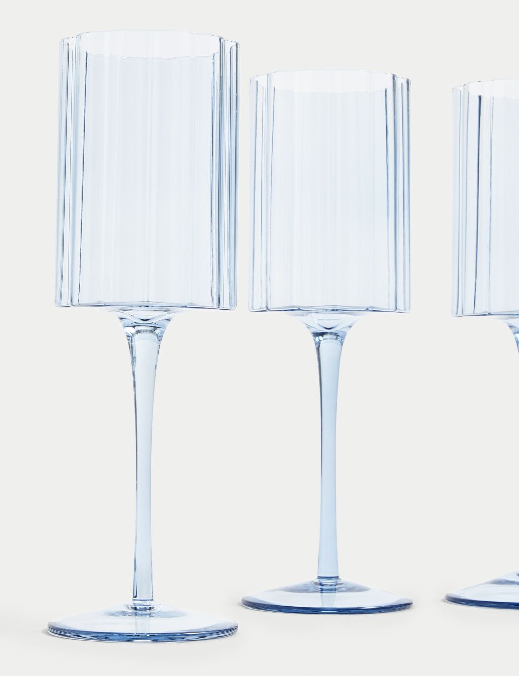 Set of 4 Scalloped Wine Glasses image 2