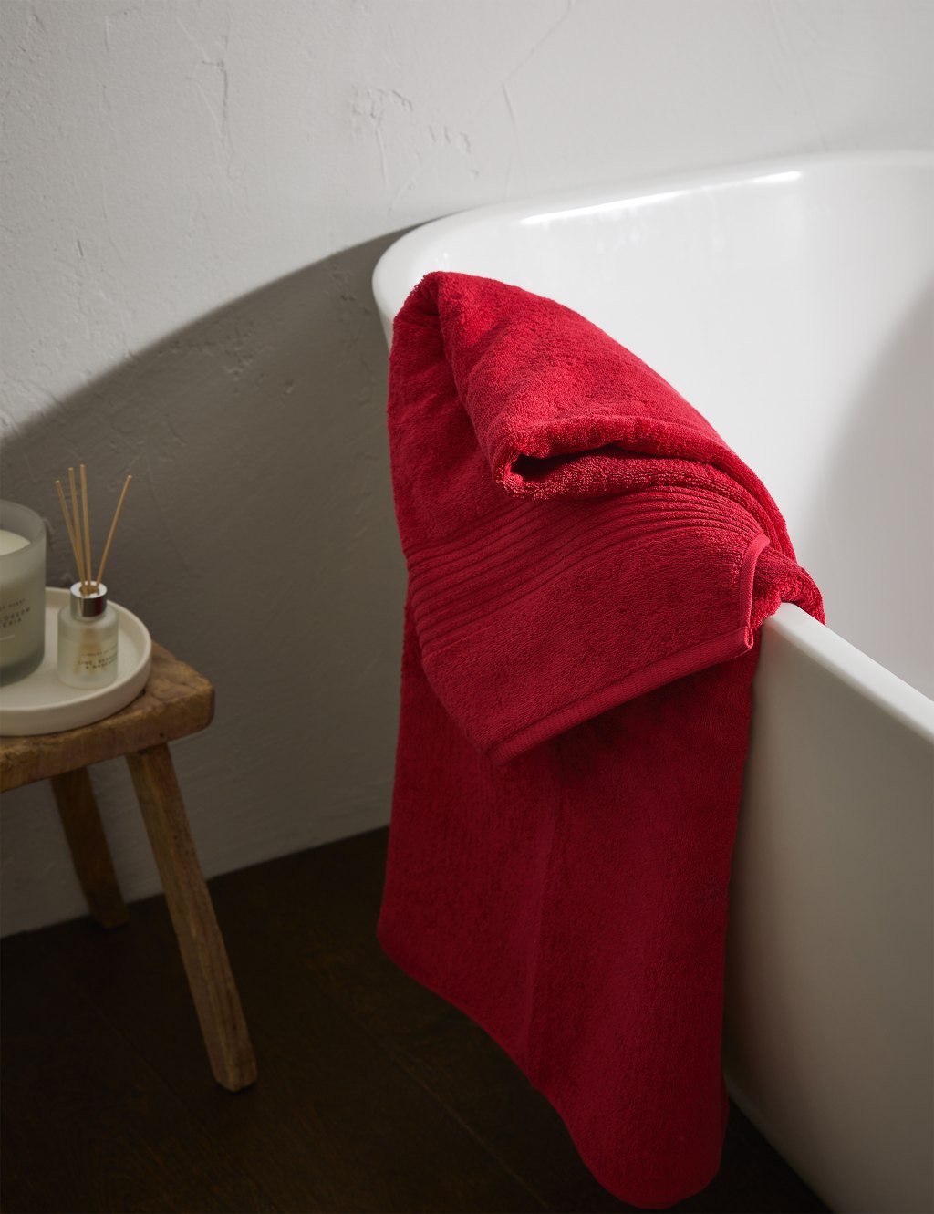 Red bathroom 2025 towels