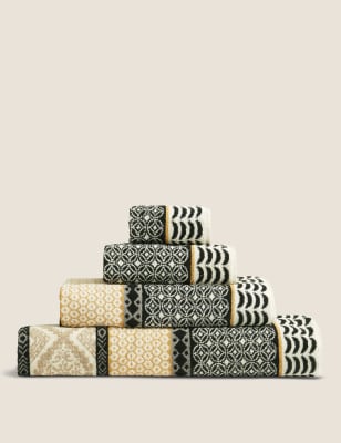 Serviette &agrave; motifs d&eacute;coratifs vari&eacute;s