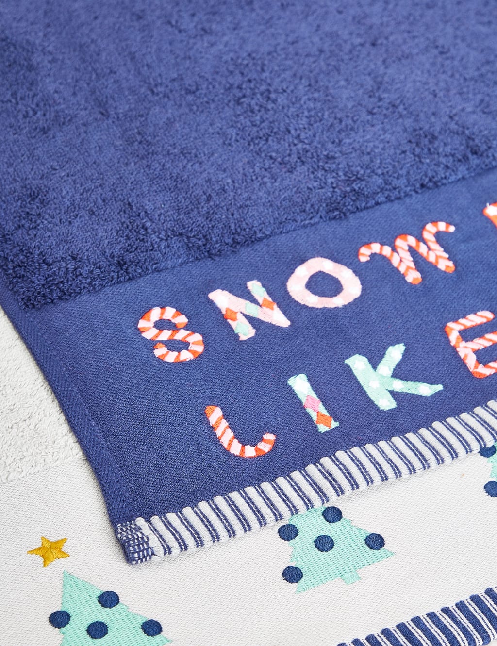 Set of 2 Pure Cotton Christmas Snow Towels image 2