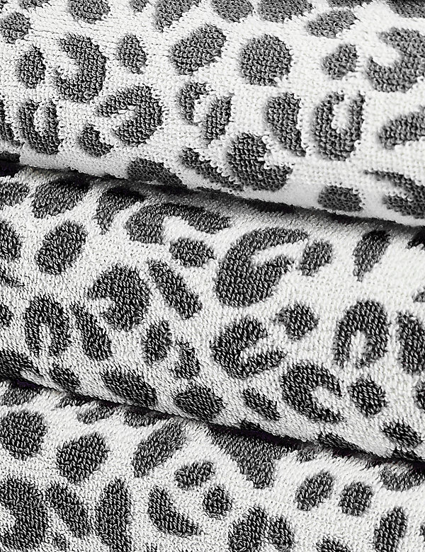 stereo storm Zenuw Zuiver katoenen handdoek met luipaardprint | M&S BE