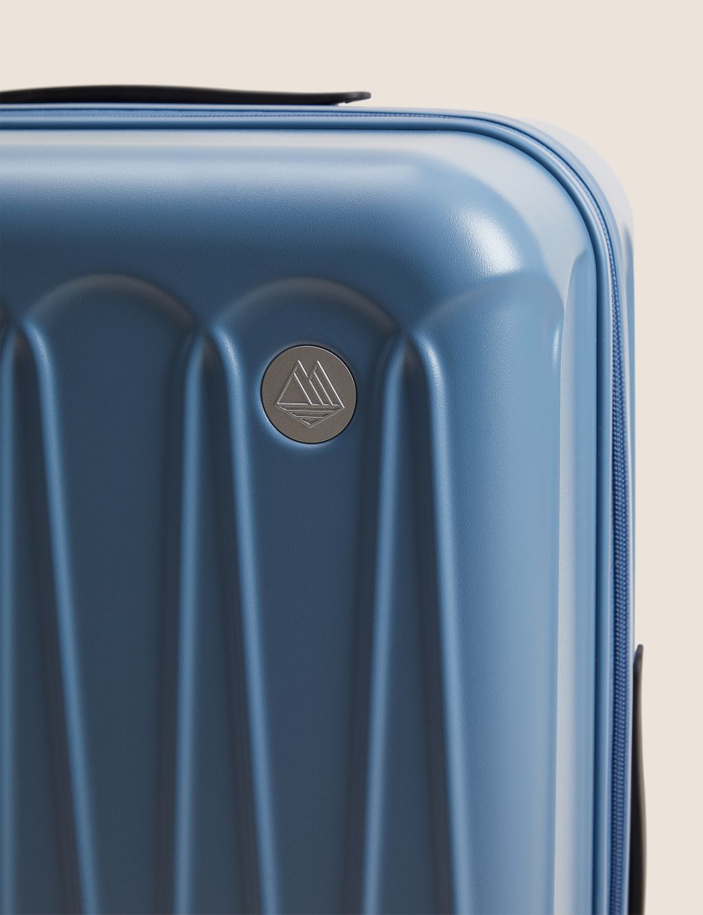 Amalfi 4 Wheel Hard Shell Medium Suitcase image 3