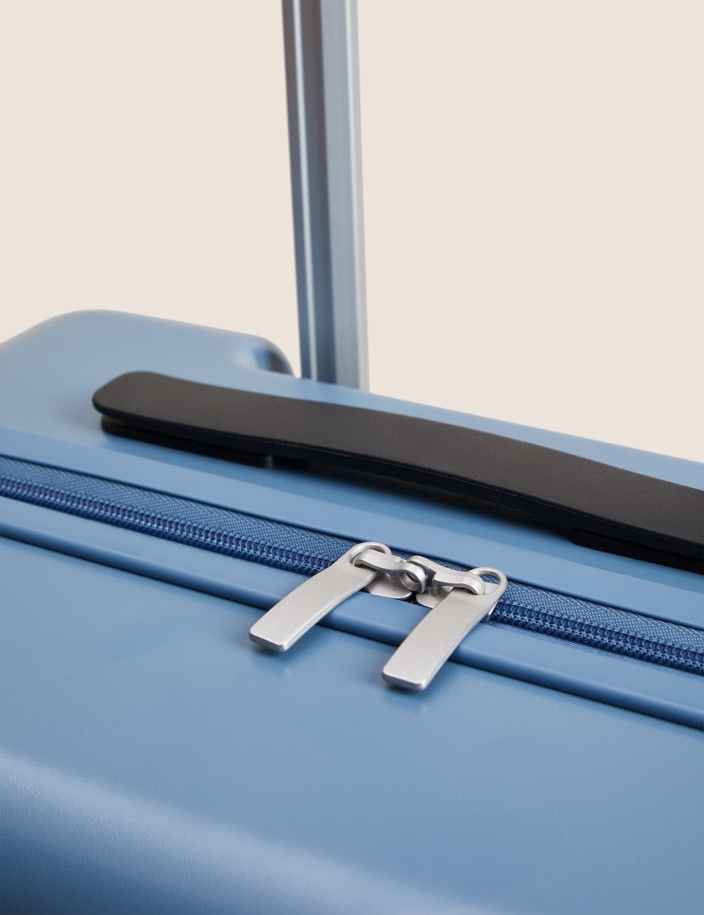Amalfi 4 Wheel Hard Shell Medium Suitcase image 4