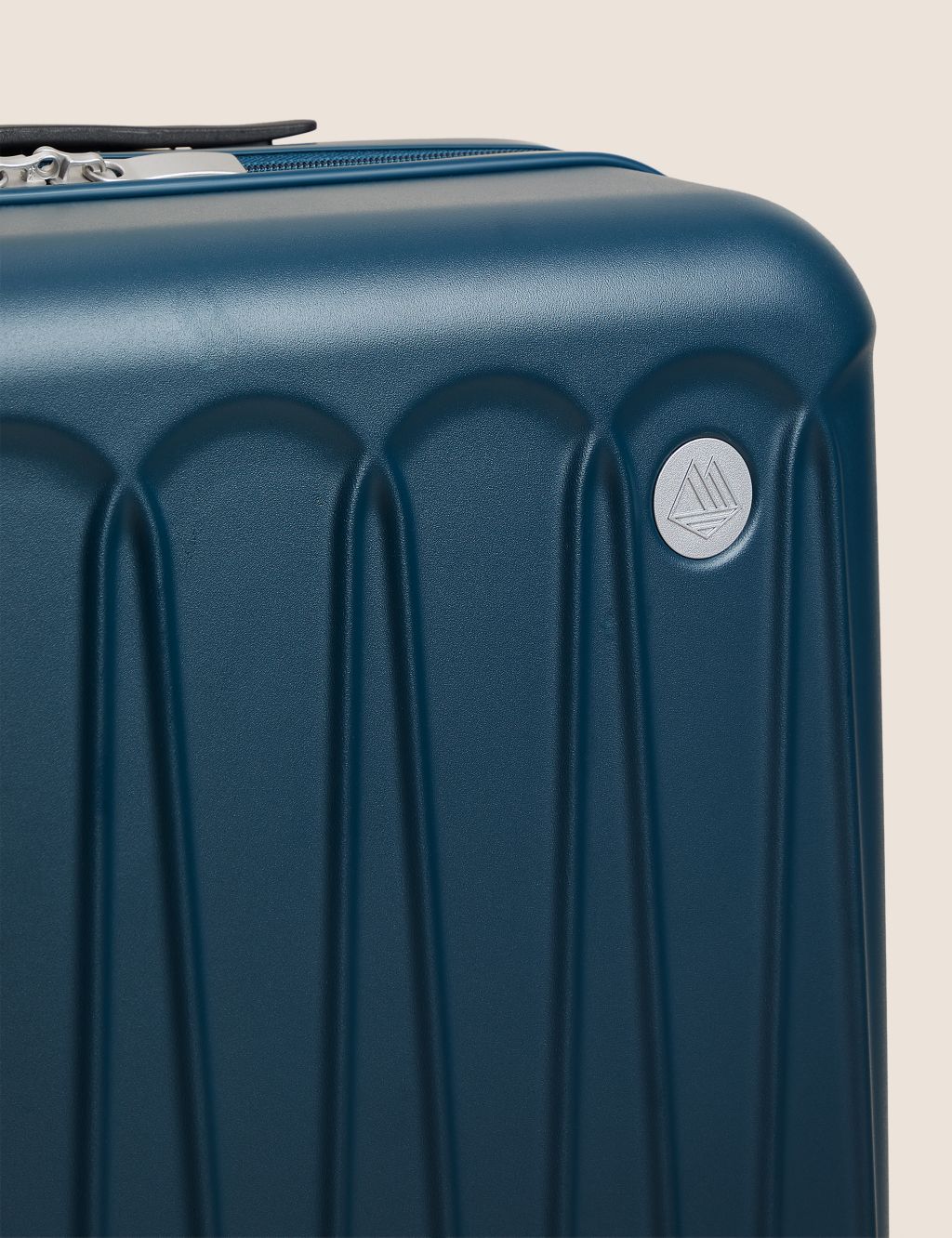 Amalfi 4 Wheel Hard Shell Medium Suitcase image 4