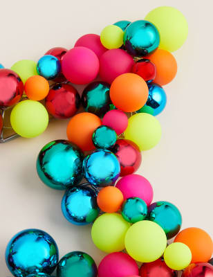 

Corona de bolas navideñas multicolor en forma de estrella, Multicolor