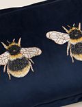 Vyšívaný sametový podhlavník s&nbsp;motivem včel