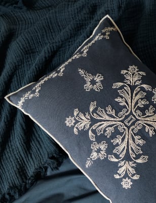 

M&S X Fired Earth Paris Collection - Nackenkissen „Cabaret“ - Unter Den Wellen, Unter Den Wellen
