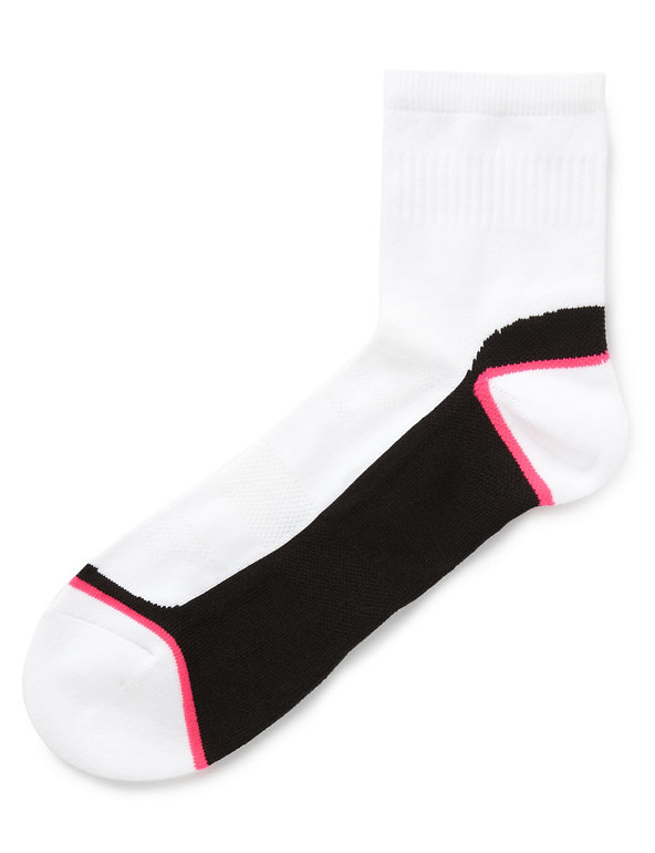 Performance Quick Dry Ankle High Sports Socks Image 1 of 1