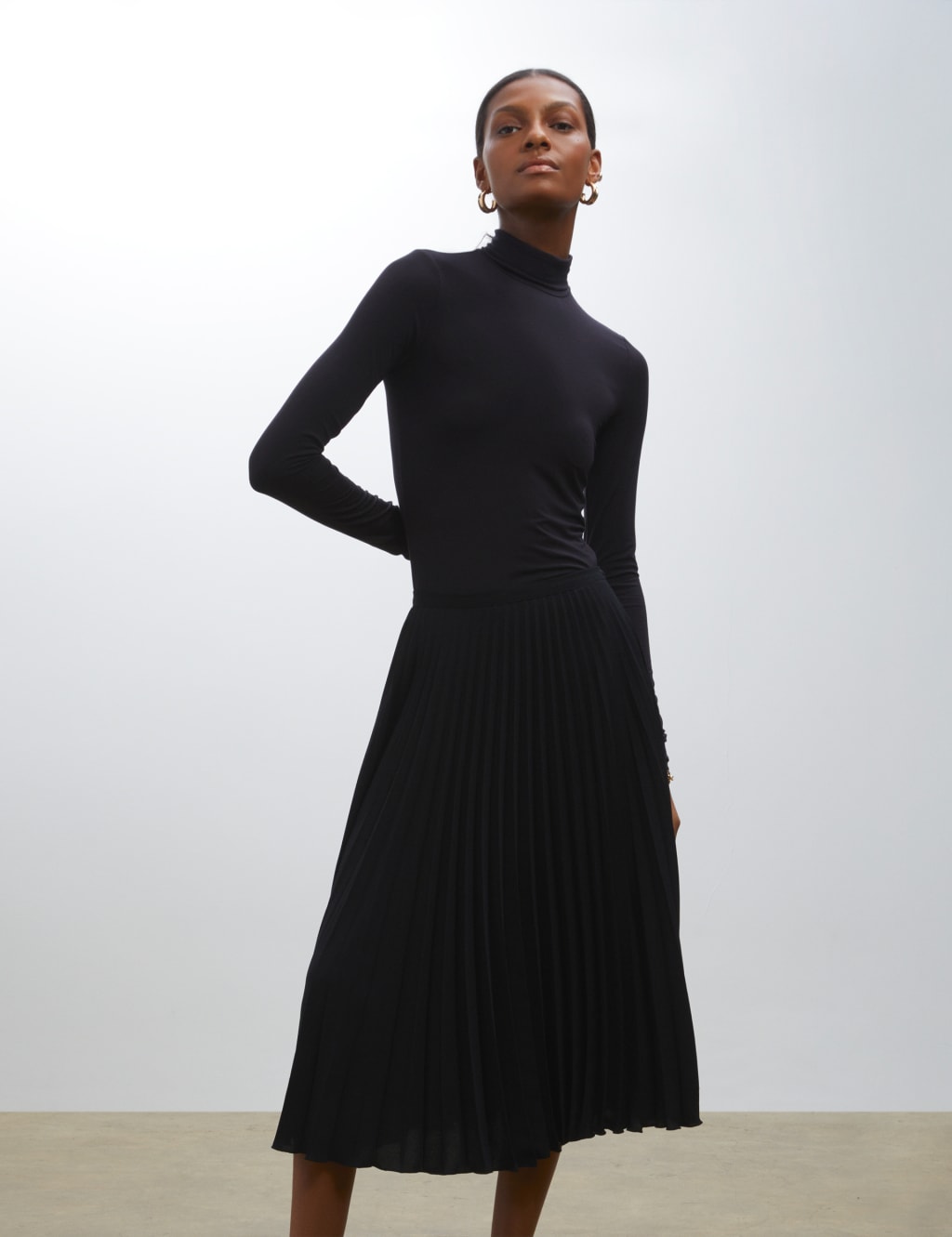 Long black skirt 4s top