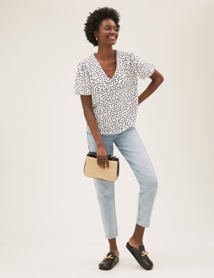 in the style polka dot top