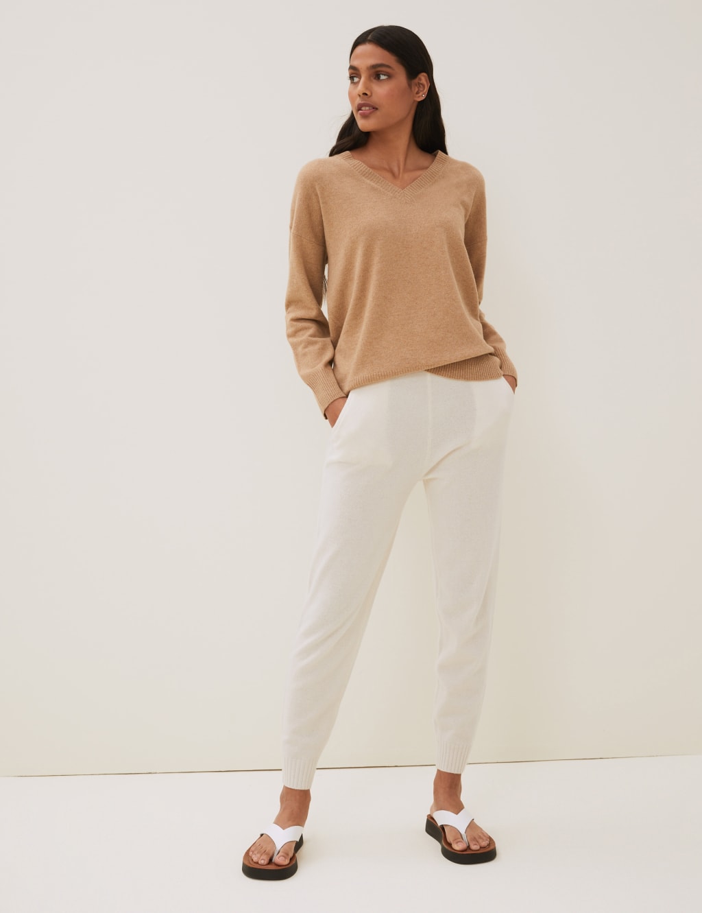 Pure Cashmere V-Neck Relaxed Jumper 3 of 5