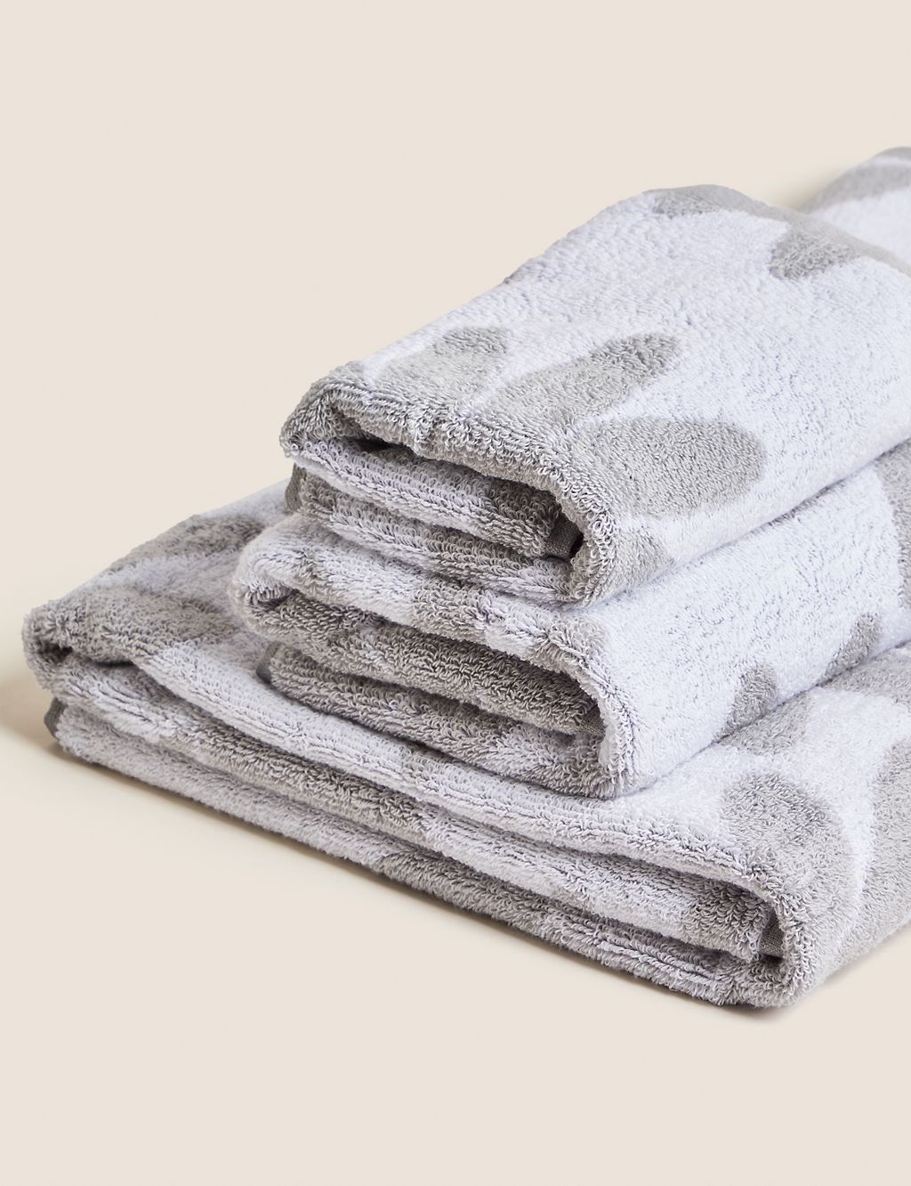 Pure Cotton Daisy Jacquard Towel 3 of 6