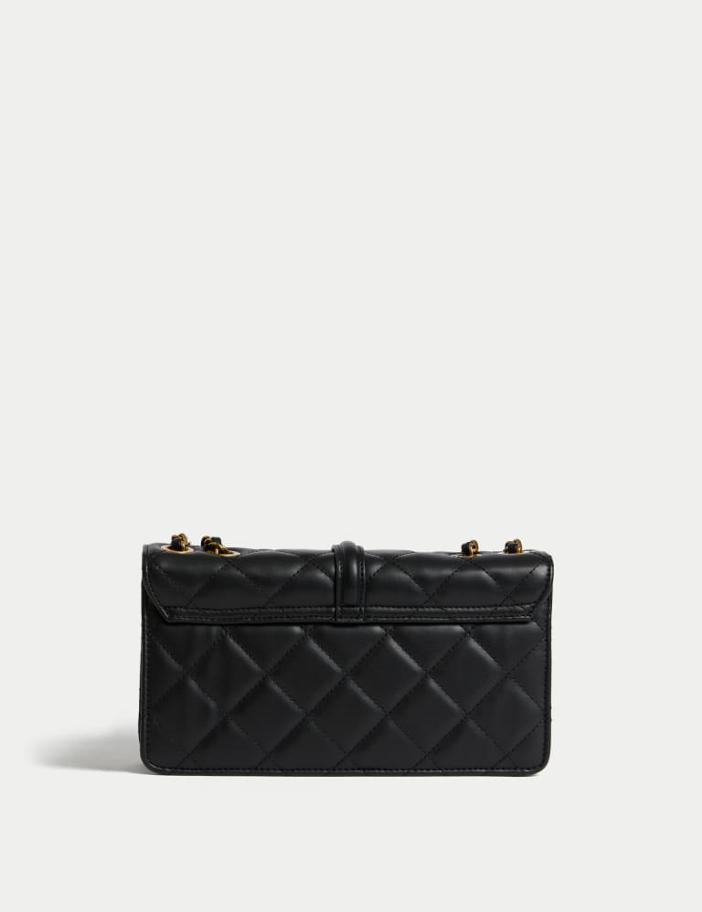 Chanel quilted chain shoulder bag deals