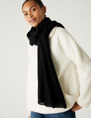 THE CLASSIC WOOL SCARF  Wool scarf outfit, Big scarf outfit, How to wear  scarves