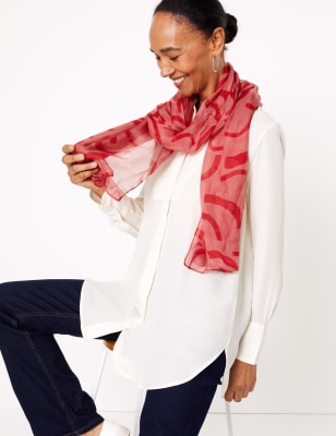 Sjaal van zuivere zijde met kronkelmotief