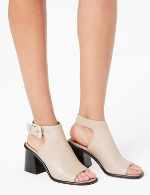 Leren sandalen met enkelbandje en open teen