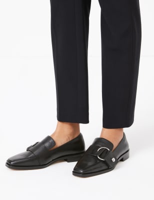 Leren instappers met ringdetail en bandjes