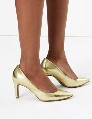 Escarpins &agrave; bout pointu et talons aiguilles