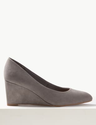 Gray wedge outlet pumps