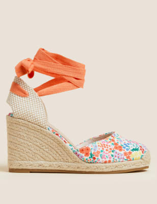 Kvtovan espadrilky na klnku s pskem pes kotnk