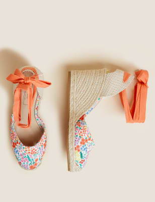 

M&S Collection Alpargatas florales con tira al tobillo con cuñaWomens - Orange Mix, Orange Mix