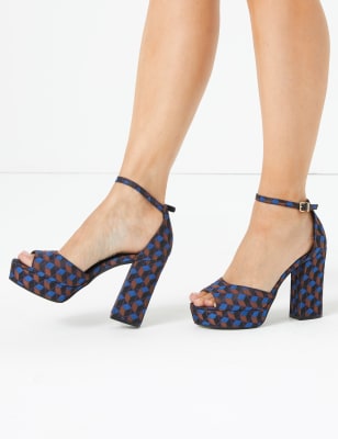 Sandales &agrave; semelle compens&eacute;e, bout ouvert et imprim&eacute; g&eacute;om&eacute;trique