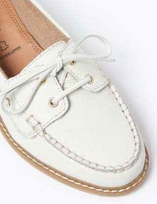 flat boat shoes