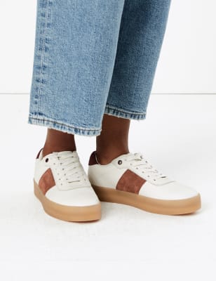 Baskets en cuir &agrave; empi&egrave;cement en daim et lacets