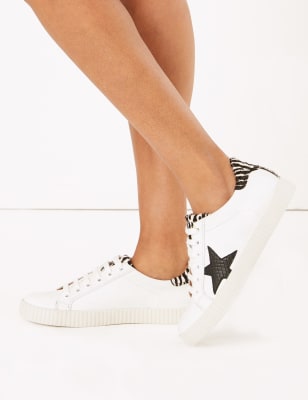 Baskets en cuir &agrave; lacets et imprim&eacute; &eacute;toiles