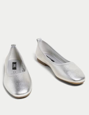 Silver slip outlet on pumps