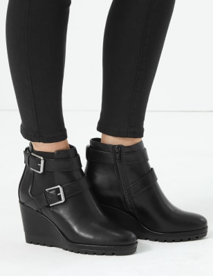 Bottines &agrave; talons compens&eacute;s et boucle