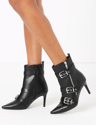 Bottines &agrave; talons aiguilles et boucles