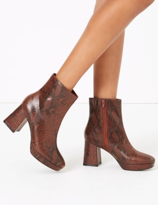 Bottines &agrave; talons carr&eacute;s