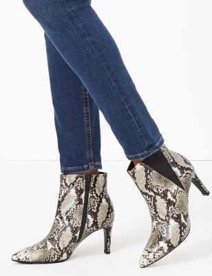 Bottines Chelsea &agrave; talons aiguilles et imprim&eacute; peau de serpent