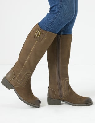 Bottes larges en cuir hauteur genou &agrave; d&eacute;tail couture