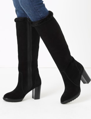 Bottines en daim &agrave; semelle compens&eacute;e et doublure en fausse fourrure