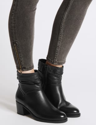 Bottines larges en cuir ruch&eacute;
