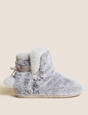 White pom hot sale pom boots