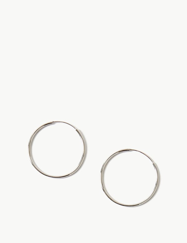 Сережки кольца белые. Серебряные серьги Колечки маленькие. Серьги серебряные кольца средние. Серьги кольца 20 мм диаметр. Серьги кольца на 20