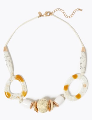 Ketting met bol, raffia en verschillende schelpen