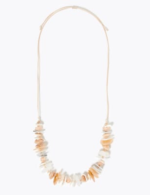 Ketting met houten schelpvormen
