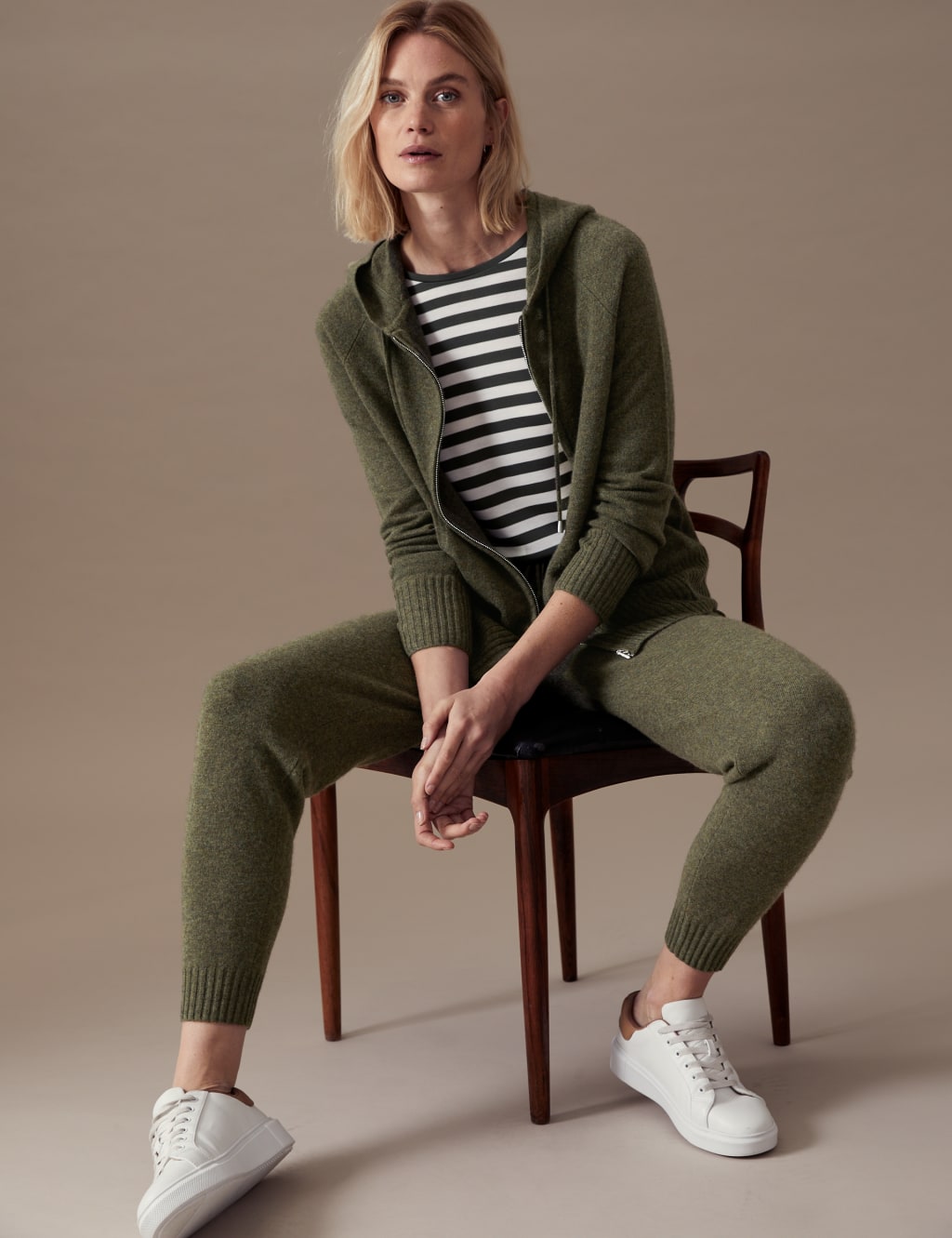 Pure Cashmere Tapered Ankle Grazer Joggers image 3