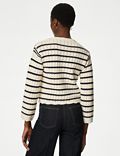 Pruhovaný háčkovaný svetr s&nbsp;vysokým podílem bavlny a&nbsp;kulatým výstřihem