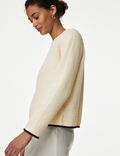 Texturovaný svetr s&nbsp;vysokým podílem bavlny a&nbsp;kulatým výstřihem
