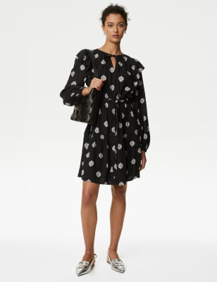 

Womens M&S Collection Tailliertes Minikleid mit V-Ausschnitt, Rüschen und Muster - Black Mix, Black Mix