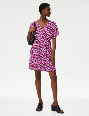 

Womens M&S Collection Tailliertes Minikleid mit V-Ausschnitt und Muster - Bright Pink Mix, Bright Pink Mix